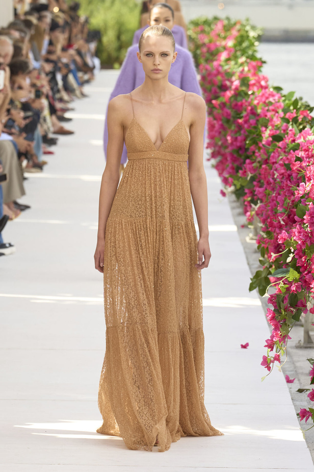 سحر الإجازة ورومانسية الهروب إلى السماء الزرقاء مع Michael Kors