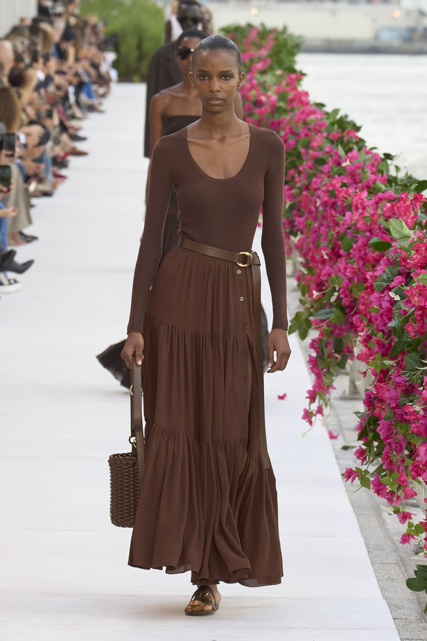 سحر الإجازة ورومانسية الهروب إلى السماء الزرقاء مع Michael Kors