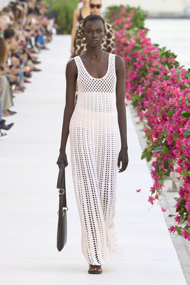 سحر الإجازة ورومانسية الهروب إلى السماء الزرقاء مع Michael Kors