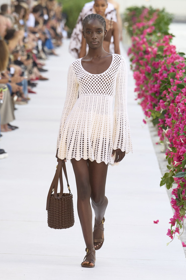 سحر الإجازة ورومانسية الهروب إلى السماء الزرقاء مع Michael Kors