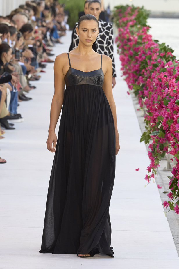 سحر الإجازة ورومانسية الهروب إلى السماء الزرقاء مع Michael Kors