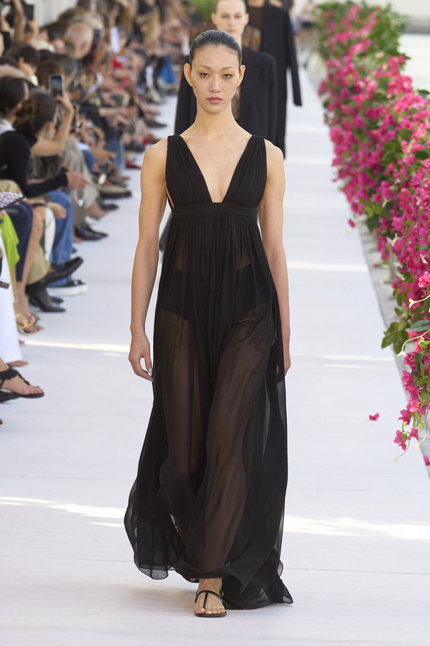 سحر الإجازة ورومانسية الهروب إلى السماء الزرقاء مع Michael Kors