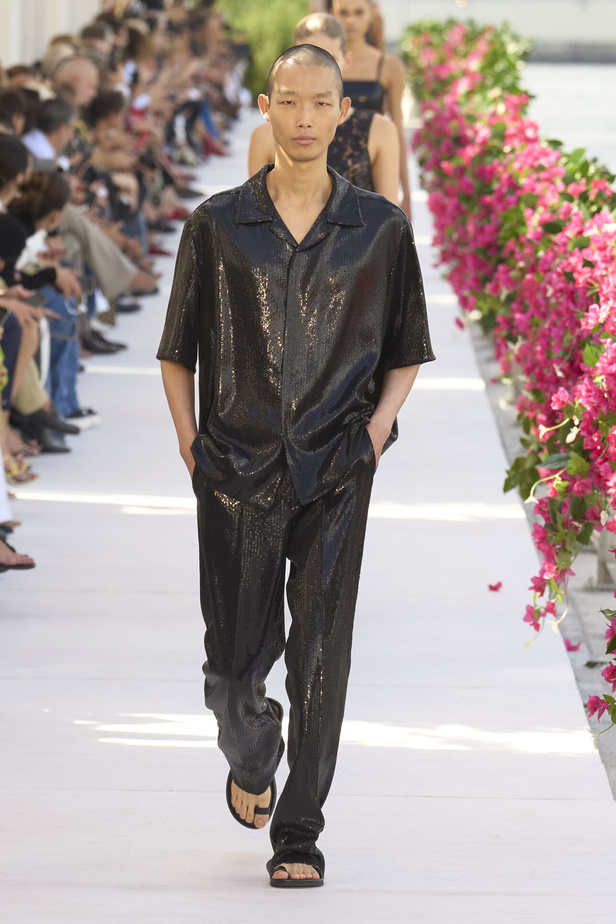 سحر الإجازة ورومانسية الهروب إلى السماء الزرقاء مع Michael Kors