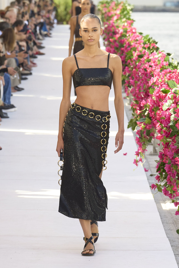 سحر الإجازة ورومانسية الهروب إلى السماء الزرقاء مع Michael Kors