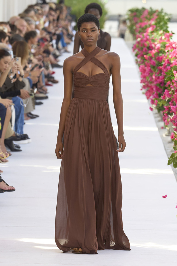 سحر الإجازة ورومانسية الهروب إلى السماء الزرقاء مع Michael Kors