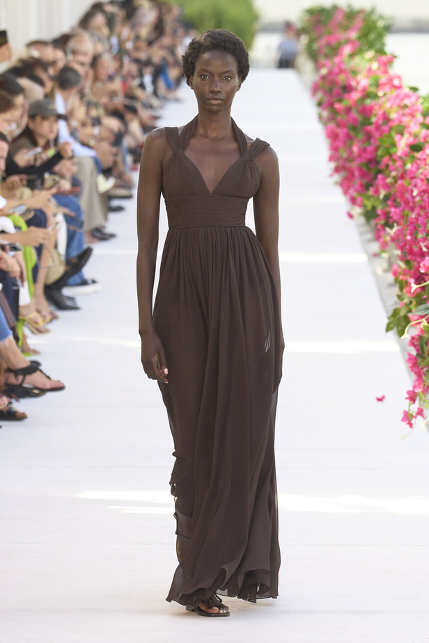 سحر الإجازة ورومانسية الهروب إلى السماء الزرقاء مع Michael Kors