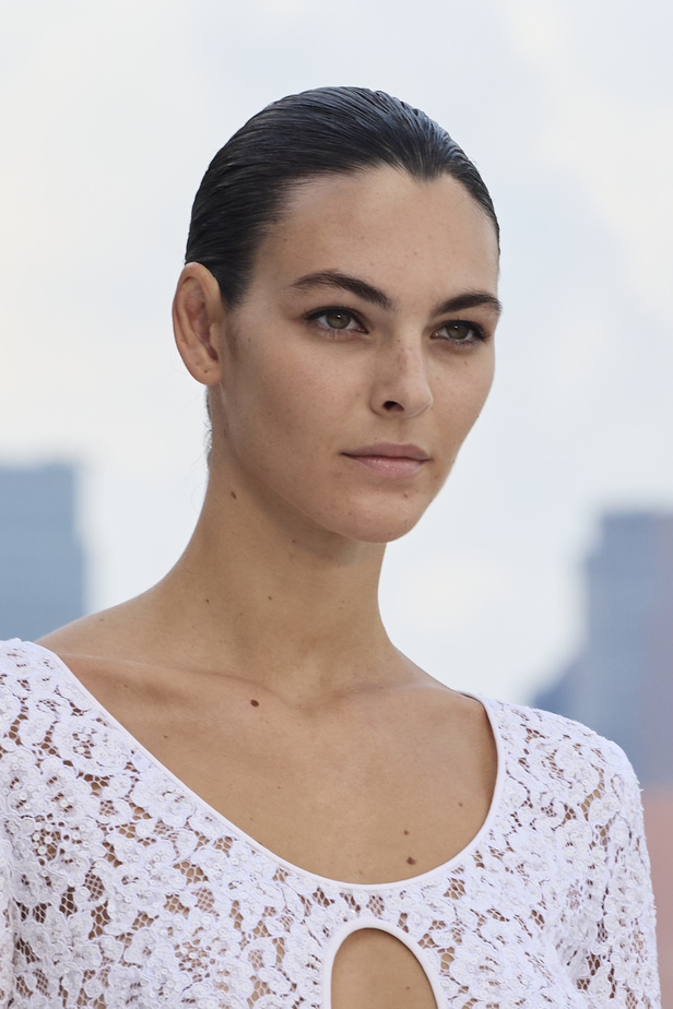 إطلالة جمالية من عرض عرض Michael Kors 