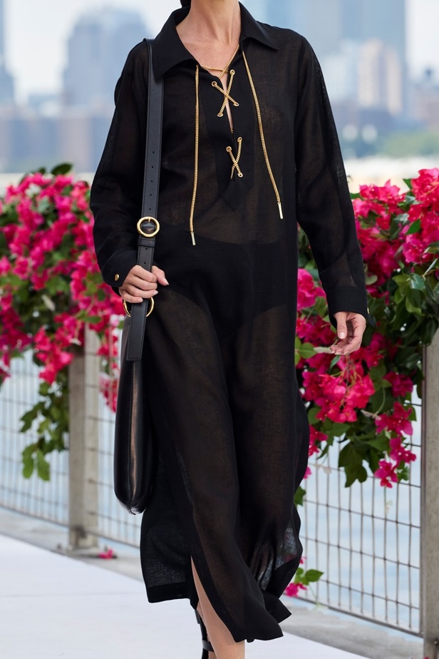 سحر الإجازة ورومانسية الهروب إلى السماء الزرقاء مع Michael Kors