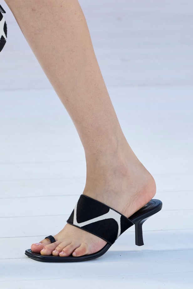 سحر الإجازة ورومانسية الهروب إلى السماء الزرقاء مع Michael Kors