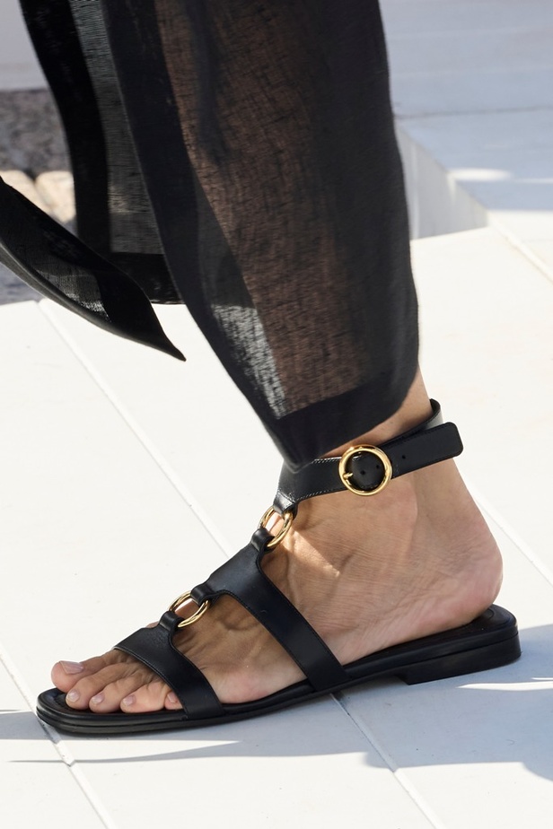 سحر الإجازة ورومانسية الهروب إلى السماء الزرقاء مع Michael Kors