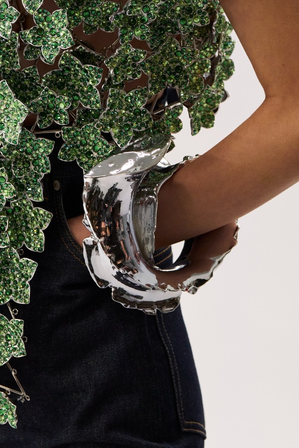 مجموعة LOEWE لربيع وصيف 2024 تكشف عن رؤية فنية غير مسبوقة