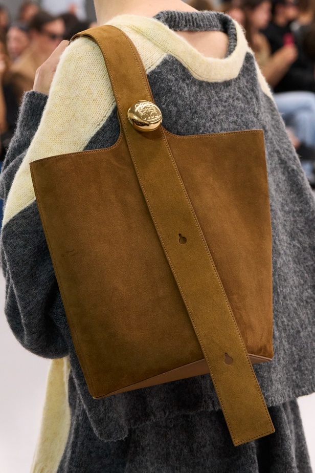 مجموعة LOEWE لربيع وصيف 2024 تكشف عن رؤية فنية غير مسبوقة