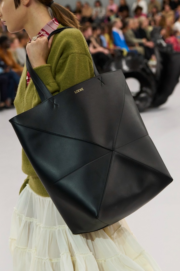 مجموعة LOEWE لربيع وصيف 2024 تكشف عن رؤية فنية غير مسبوقة