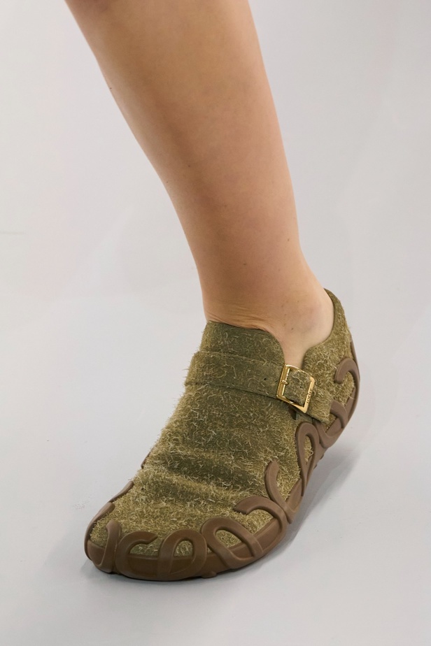 مجموعة LOEWE لربيع وصيف 2024 تكشف عن رؤية فنية غير مسبوقة