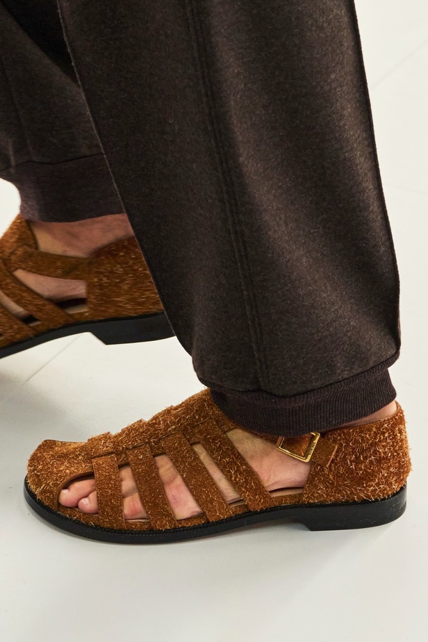 مجموعة LOEWE لربيع وصيف 2024 تكشف عن رؤية فنية غير مسبوقة