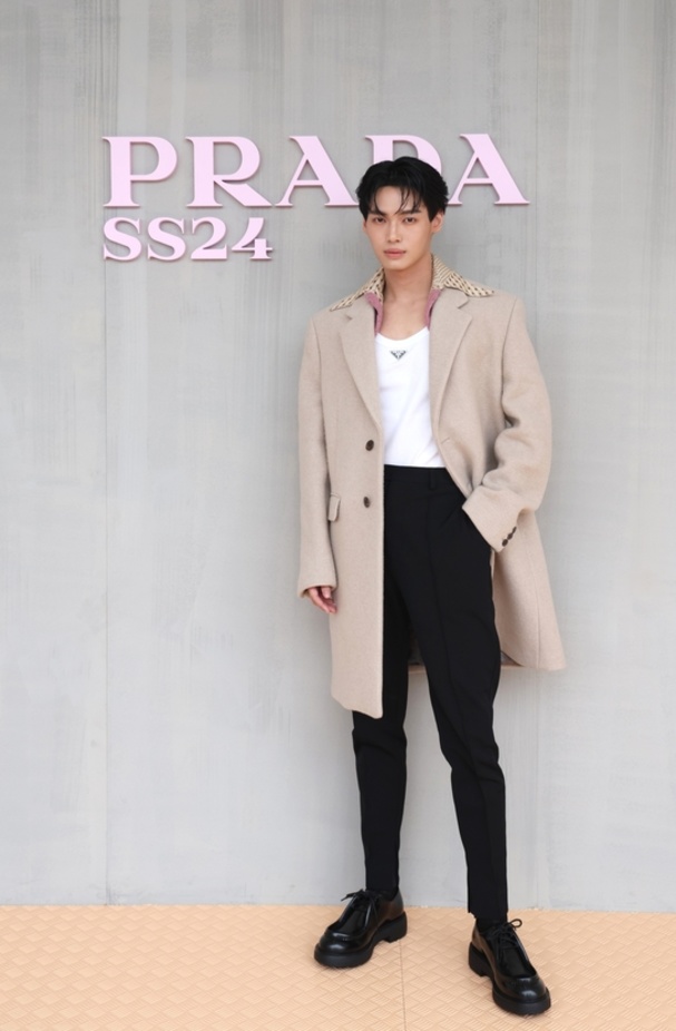 PRADA تحيي حقيبة من أرشيف الدار في مجموعة تحبس الأنفاس 