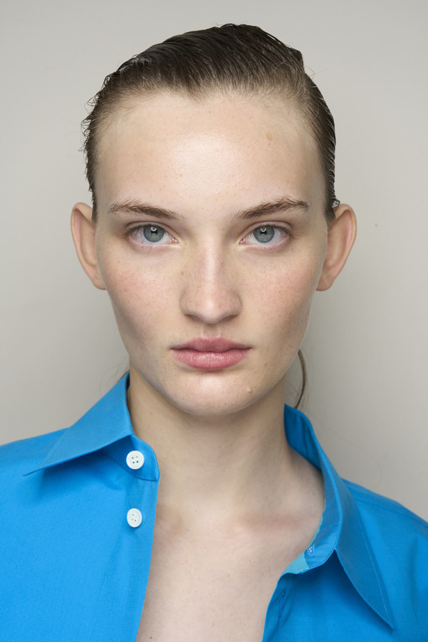 مجموعة Marni لربيع وصيف 2024 في باريس تعيد موضة القطع الجريئة الى الواجهة