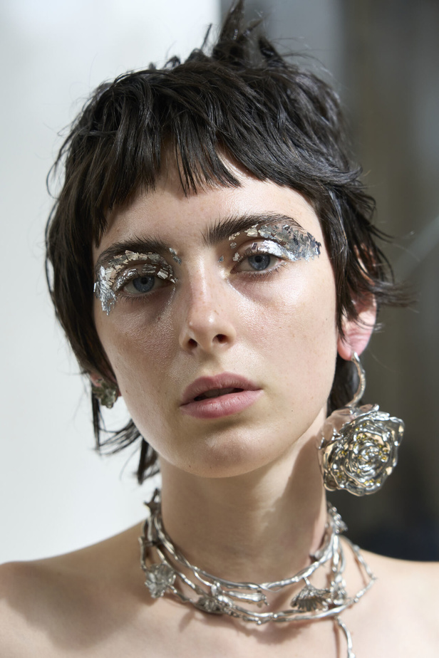 مجموعة Marni لربيع وصيف 2024 في باريس تعيد موضة القطع الجريئة الى الواجهة