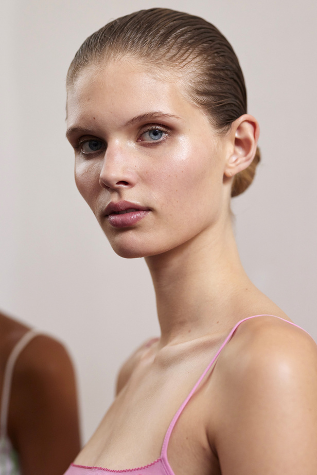 مجموعة Marni لربيع وصيف 2024 في باريس تعيد موضة القطع الجريئة الى الواجهة