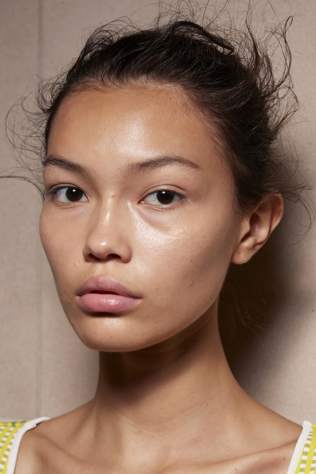 مجموعة Marni لربيع وصيف 2024 في باريس تعيد موضة القطع الجريئة الى الواجهة