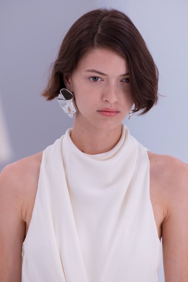 مجموعة Brandon Maxwell لربيع وصيف 2024 في نيويورك.. عودة الألوان والأقمشة الفاخرة