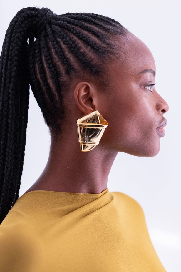 مجموعة Brandon Maxwell لربيع وصيف 2024 في نيويورك.. عودة الألوان والأقمشة الفاخرة