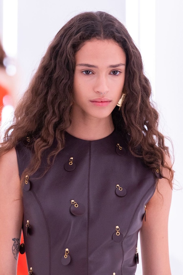 مجموعة Brandon Maxwell لربيع وصيف 2024 في نيويورك.. عودة الألوان والأقمشة الفاخرة