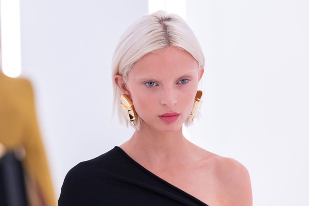 مجموعة Brandon Maxwell لربيع وصيف 2024 في نيويورك.. عودة الألوان والأقمشة الفاخرة