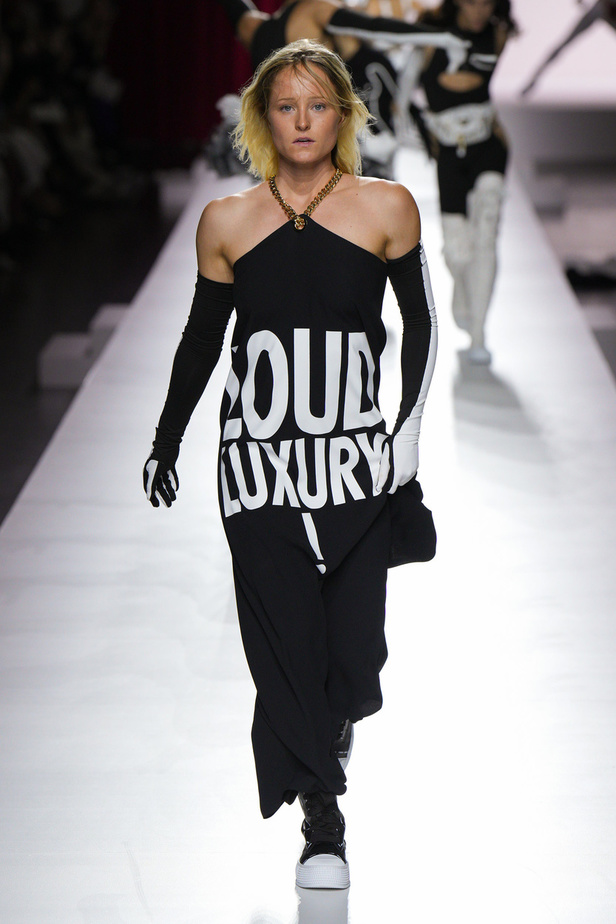 مجموعة Moschino لربيع وصيف 2024 في ميلانو