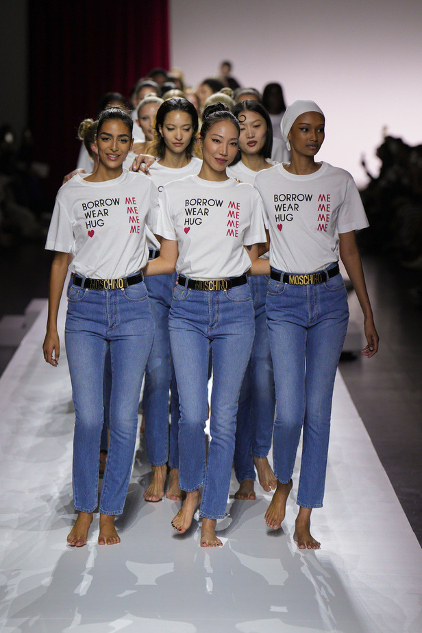 مجموعة Moschino لربيع وصيف 2024 في ميلانو