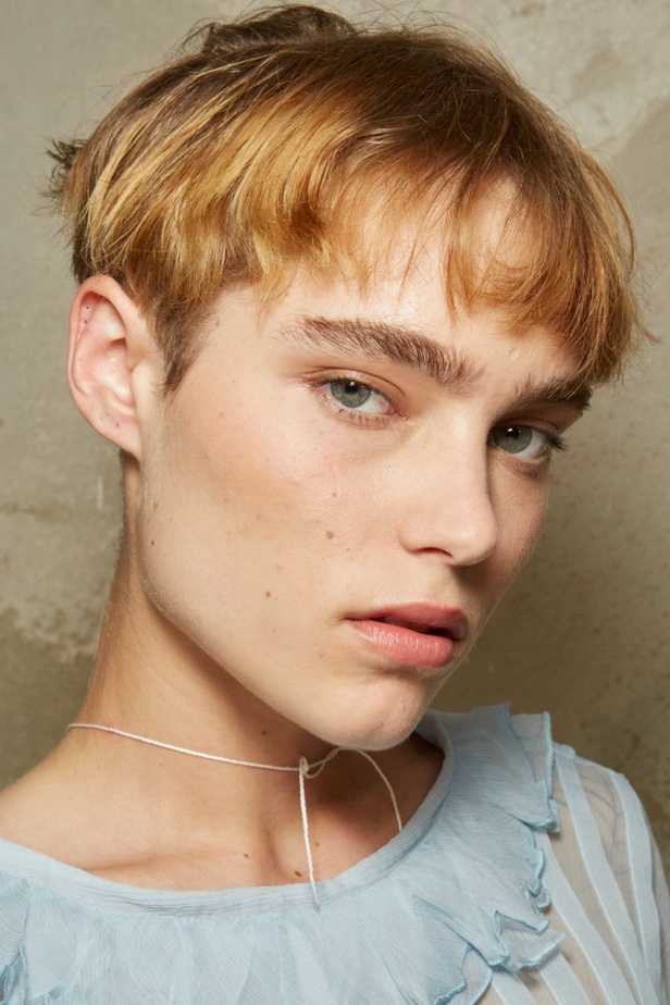 مجموعة N°21 تتوجه للمرأة الجريئة بأناقة راقية وتصاميم فاخرة لموسم ربيع وصيف 2024