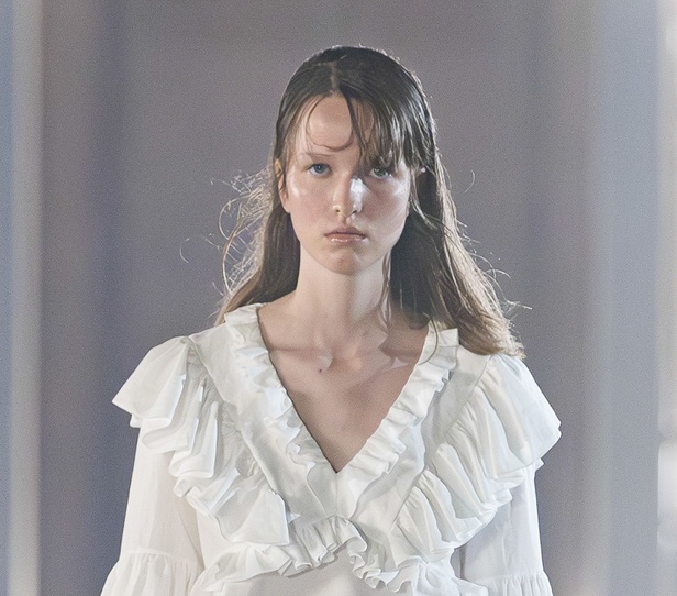 عودة الملابس الكلاسيكية الى الواجهة مع مجموعة Noon by Noor لربيع وصيف 2024 في لندن