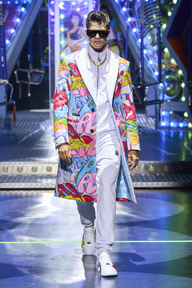 أجواء من المرح والرقص في عرض مجموعة ربيع وصيف 2024 لدار Philipp Plein