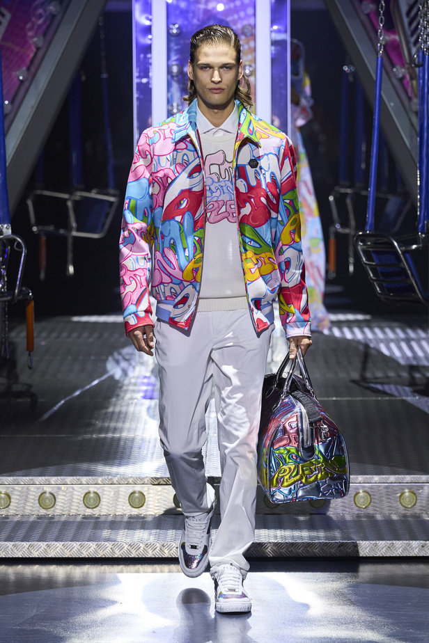 أجواء من المرح والرقص في عرض مجموعة ربيع وصيف 2024 لدار Philipp Plein