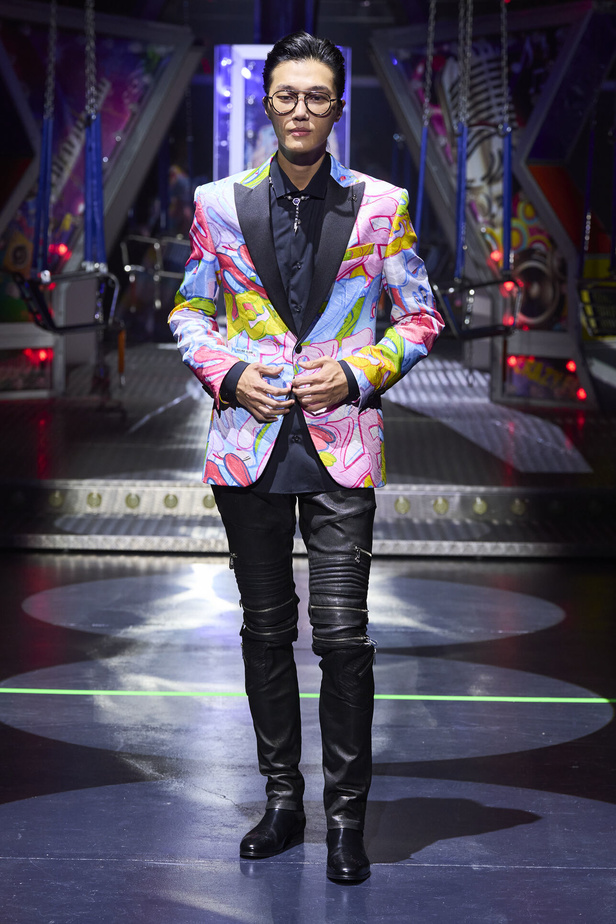 أجواء من المرح والرقص في عرض مجموعة ربيع وصيف 2024 لدار Philipp Plein