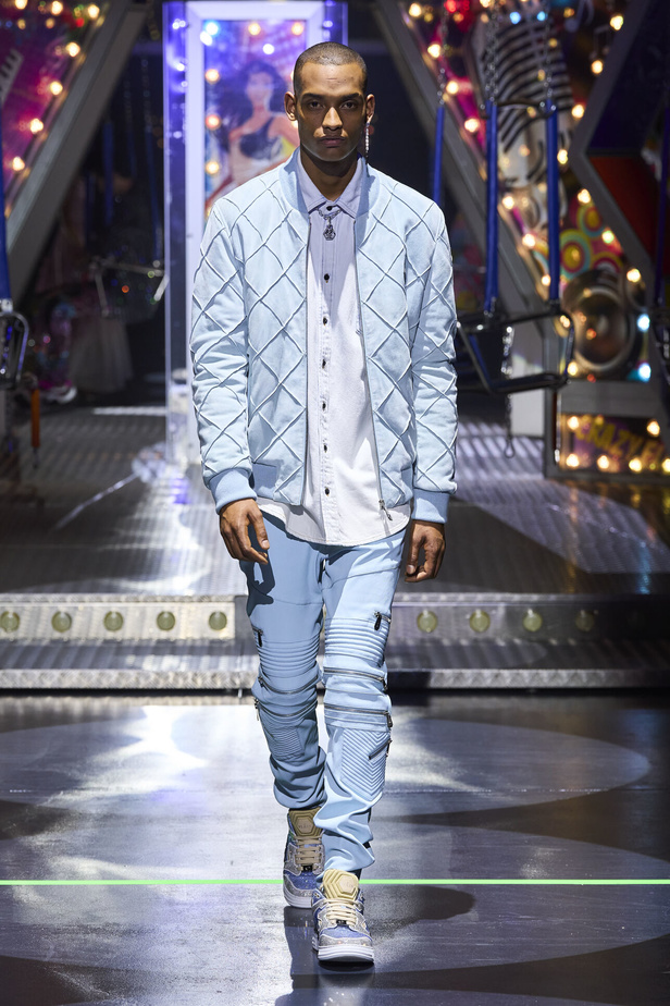 أجواء من المرح والرقص في عرض مجموعة ربيع وصيف 2024 لدار Philipp Plein