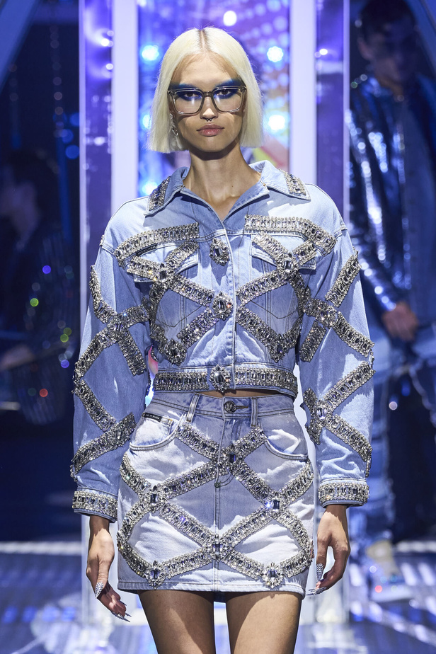 أجواء من المرح والرقص في عرض مجموعة ربيع وصيف 2024 لدار Philipp Plein