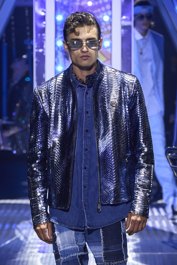 أجواء من المرح والرقص في عرض مجموعة ربيع وصيف 2024 لدار Philipp Plein