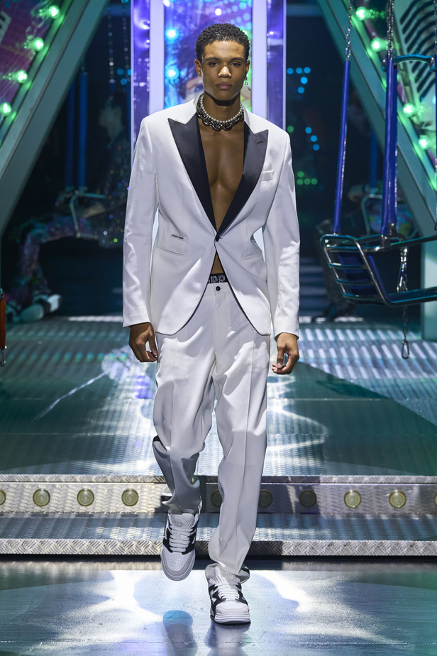 أجواء من المرح والرقص في عرض مجموعة ربيع وصيف 2024 لدار Philipp Plein