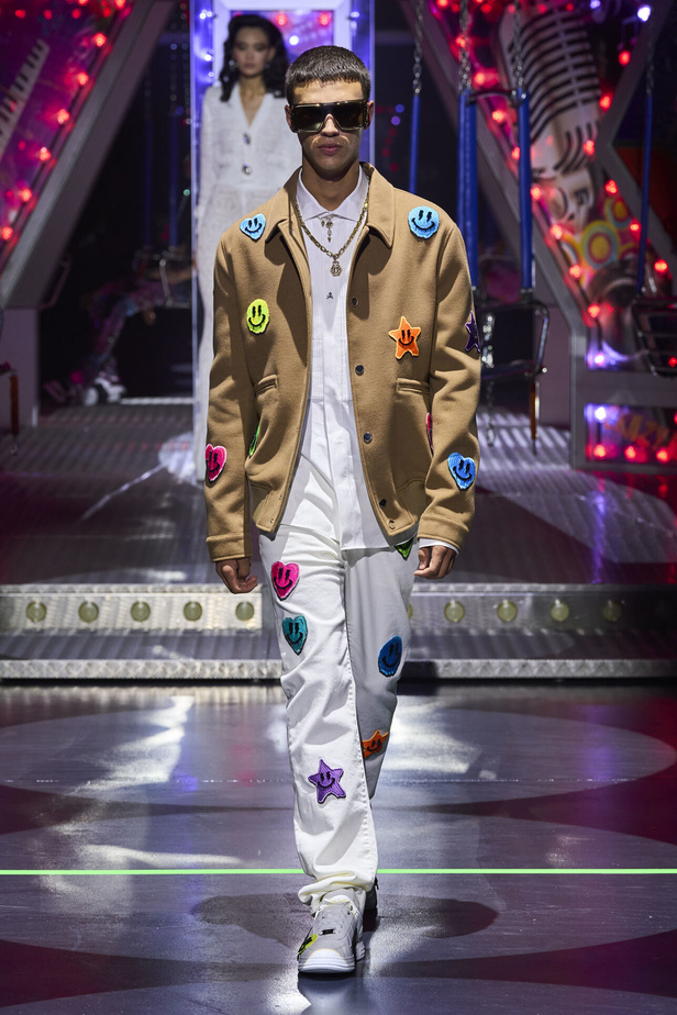 أجواء من المرح والرقص في عرض مجموعة ربيع وصيف 2024 لدار Philipp Plein