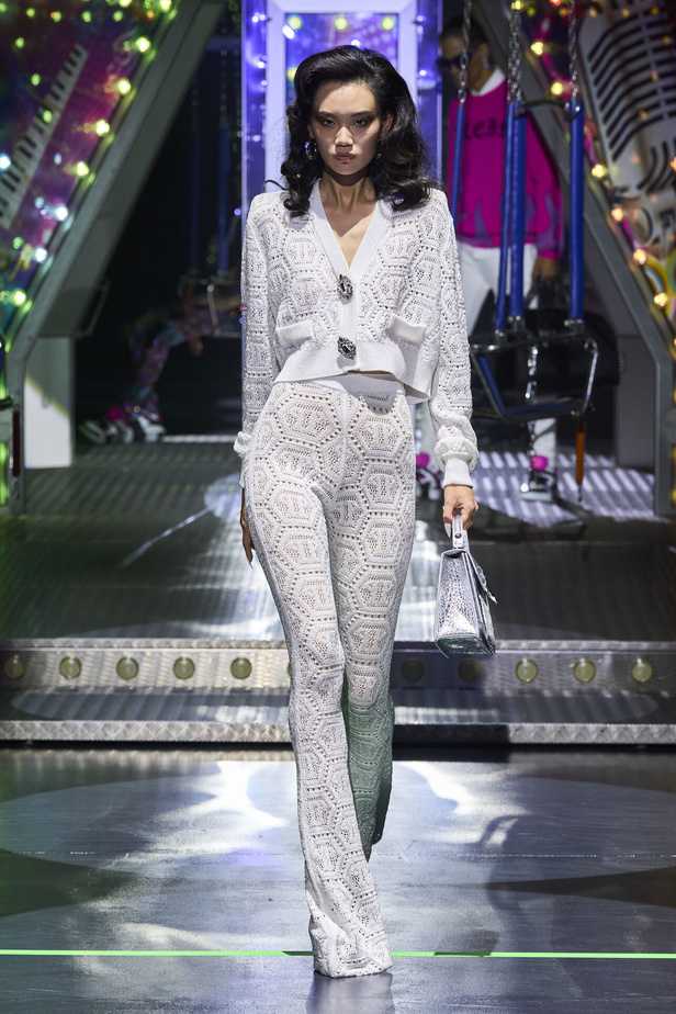 أجواء من المرح والرقص في عرض مجموعة ربيع وصيف 2024 لدار Philipp Plein