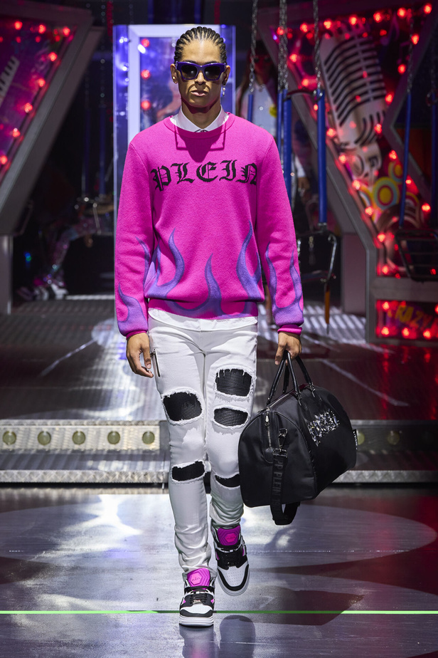 أجواء من المرح والرقص في عرض مجموعة ربيع وصيف 2024 لدار Philipp Plein