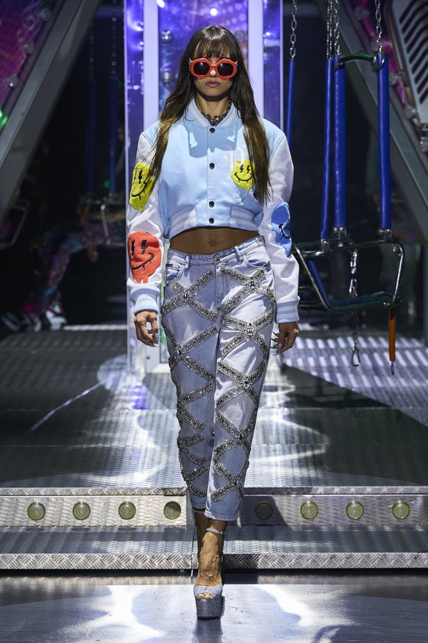 أجواء من المرح والرقص في عرض مجموعة ربيع وصيف 2024 لدار Philipp Plein
