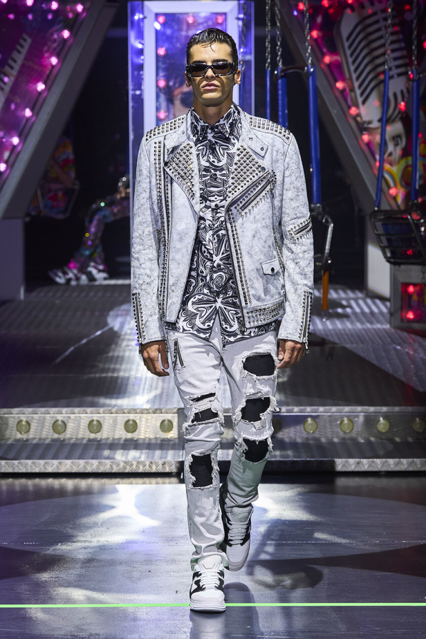 أجواء من المرح والرقص في عرض مجموعة ربيع وصيف 2024 لدار Philipp Plein