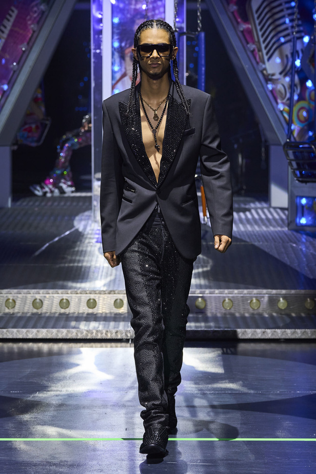 أجواء من المرح والرقص في عرض مجموعة ربيع وصيف 2024 لدار Philipp Plein