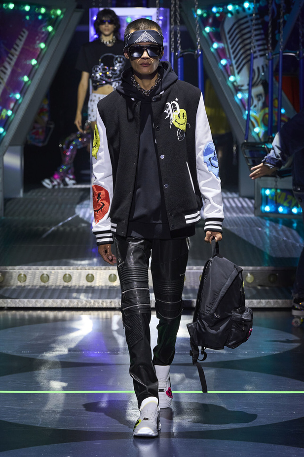 أجواء من المرح والرقص في عرض مجموعة ربيع وصيف 2024 لدار Philipp Plein