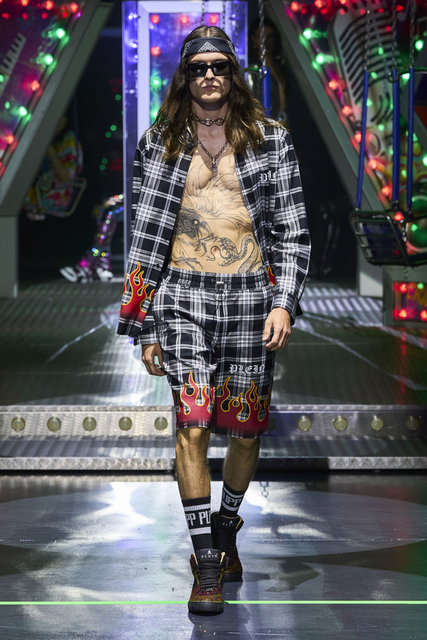 أجواء من المرح والرقص في عرض مجموعة ربيع وصيف 2024 لدار Philipp Plein