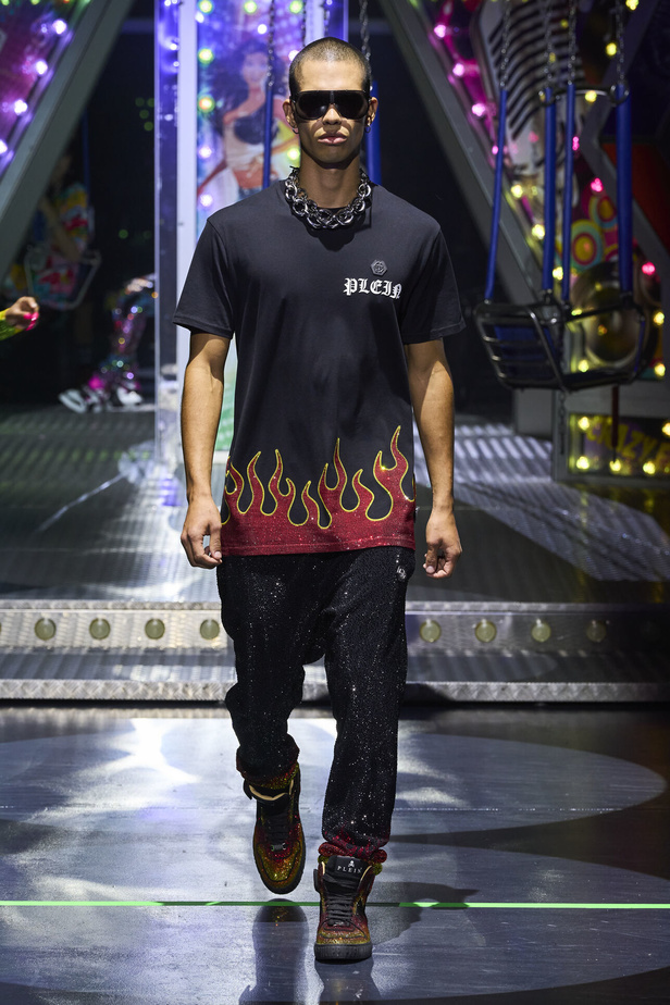 أجواء من المرح والرقص في عرض مجموعة ربيع وصيف 2024 لدار Philipp Plein