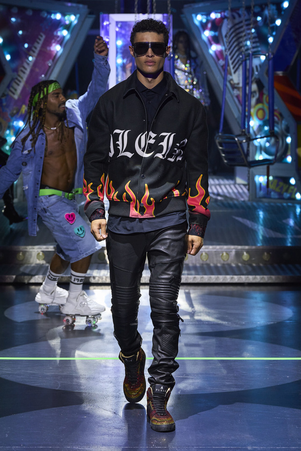 أجواء من المرح والرقص في عرض مجموعة ربيع وصيف 2024 لدار Philipp Plein