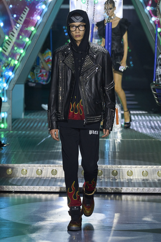 أجواء من المرح والرقص في عرض مجموعة ربيع وصيف 2024 لدار Philipp Plein
